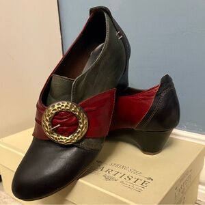 L'ATISTE Women's Black and Red Heels with Gold Accent